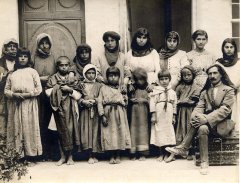 Levon Yotneghperian en compagnie de jeunes femmes et enfants arméniens recueillis dans le désert : Damas, 12 juillet 1919 (coll. Bibliothèque Nubar).